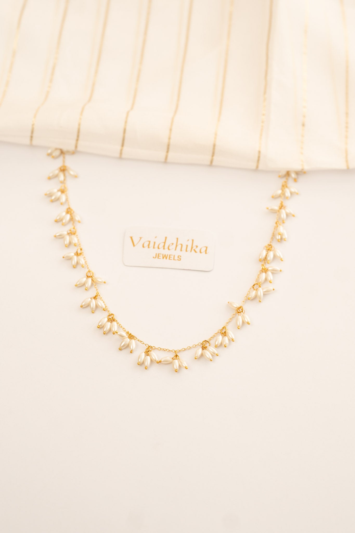 ELEGANT PEARLS NECKLACE