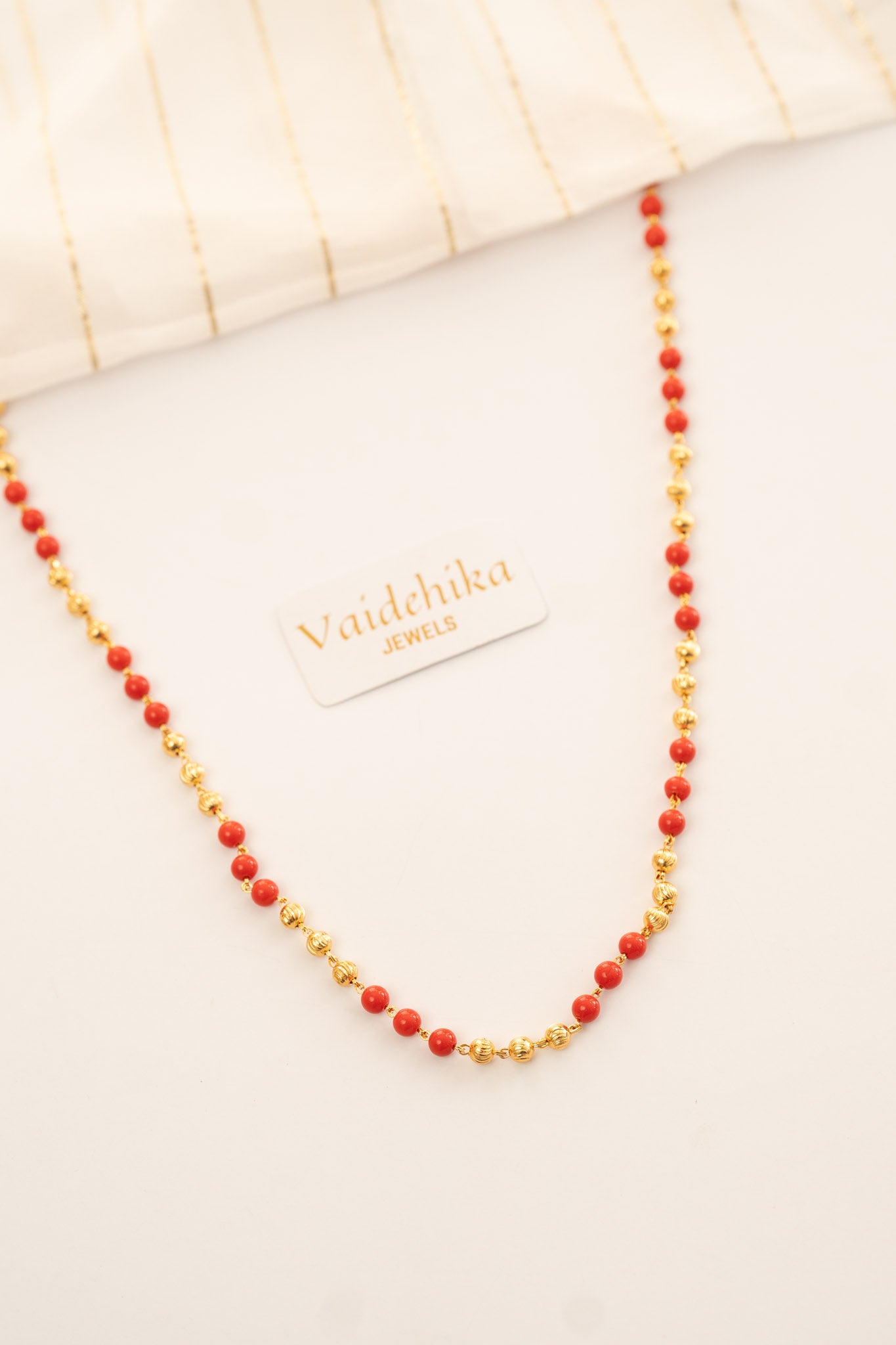 MINIMAL RED BEADED NECKLACE