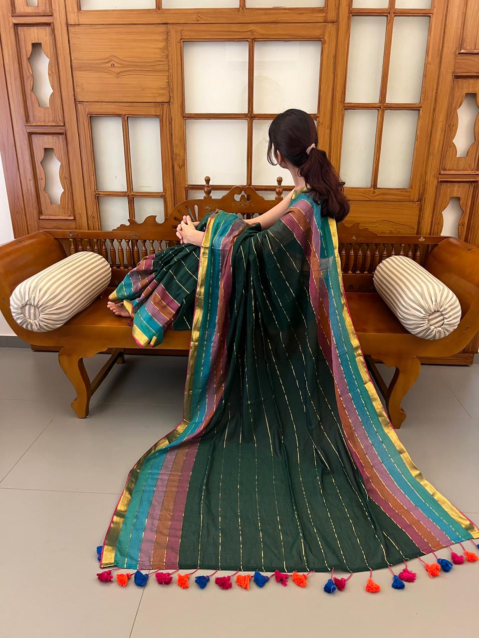 Mizhi 2.0 Saree-VCM397