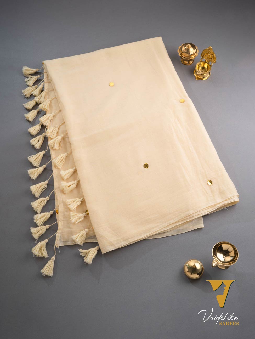 Chumak Gini Light Cream Saree-VCM053