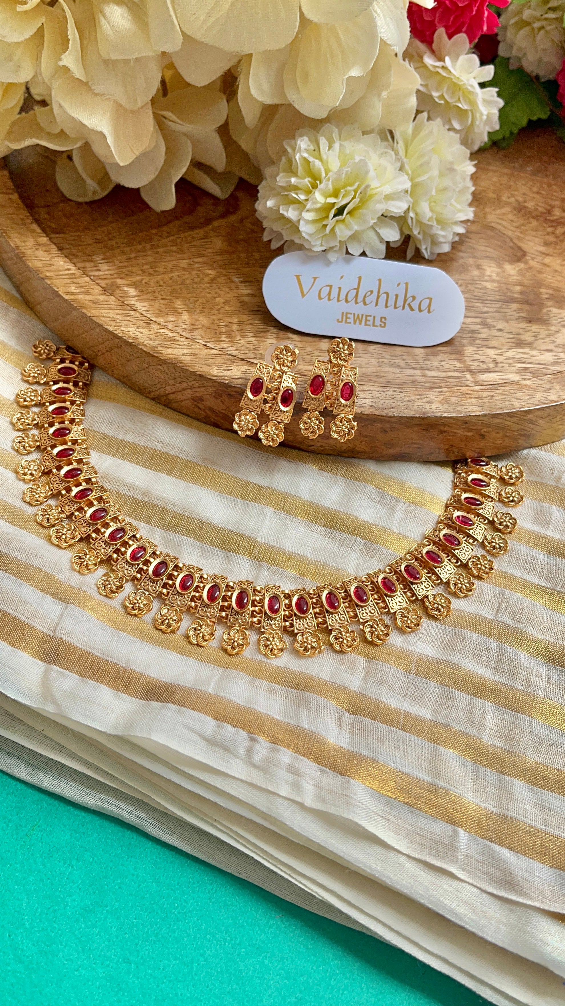 Pushpa Mizhi - VCN003